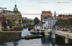 Первое полукольцо каналов составляют (с запада через юг на восток) каналы Singel, Binnen Amstel и Nieuwe Herengracht. Это самая древняя и центральная часть города. Старая поздравительная почтовая открытка начала двадцатого века