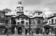 Конная гвардия (Horse Guards) — здание в палладианском стиле с часовой башней в историческом центре Лондона, перед плацом Хорс-Гардс. Первое здание «Конной гвардии» было построено в 1664 году на месте, где с XVI века проводились рыцарские турниры при Уайтхольском дворце. В 1749 году оно было разобрано. Современное здание было построено по проекту английского архитектора Уильяма Кента в 1751-1753 годах. До 1904 года здание служило резиденцией верховного главнокомандующего вооружёнными силами британской армии. В 1906 году военное ведомство переехало в Уайтхолл, и в здании разместилось командование Лондонского военного округа и Дворцовой кавалерии. Старая почтовая открытка начала двадцатого века.