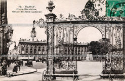Кованные ворота с видом на площадь