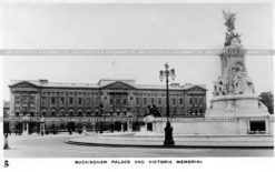 Букенгемский дворец и памятник кор