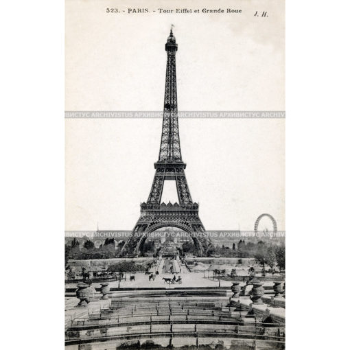 Эйфелева башня и проспект в Париже.