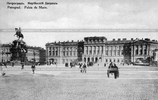 Вид на Мариинский дворец и памятни