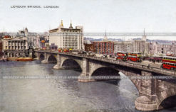 До 1750 года это было единственное место в Лондоне, где был мост через Темзу. Современный мост построен на месте своего предшественника, открытого в 1831 году. Он спроектирован в 1967 году инженером Гарольдом Н. Кингом, открыт при участии королевы Елизаветы II 16 марта 1973 года. Мост соседствует с Тауэрским мостом на западе и железнодорожным мостом Кенон-стрит на востоке. Прежний Лондонский мост известен еще как мост Ренни, был куплен 2,5 миллиона долларов одним американский бизнесменом. Мост разобрали в 1967 году и по частям перевезли в Америку, где в 1971 году его вновь собрали. Теперь он соединяет берега канала на озере Хавасу в Lake Havasu City, штат Аризона. Старая поздравительная почтовая открытка начала двадцатого века.