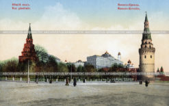 Вид с Боровицкой площади на Кремль.