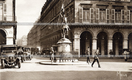 Статуя Жанны д’Арк на площади Пирам