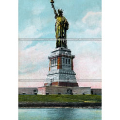 Статуя Свободы в Нью-Йоркской бухт