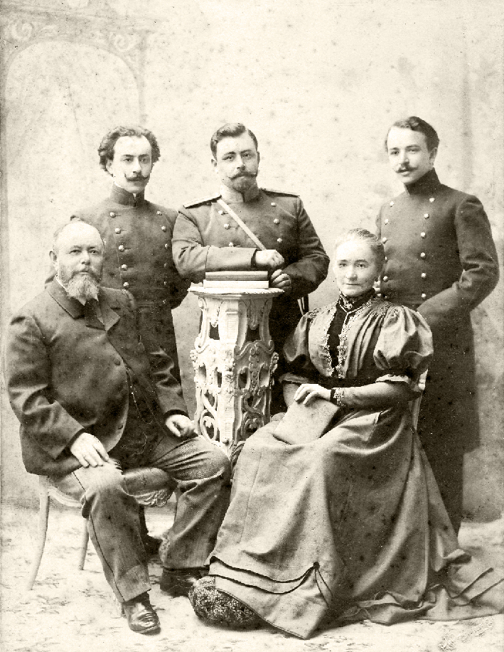 Григорий Матвеевич с женой Анастасией Леонтьевной и своими сыновьями Сергеем, Александром и Григорием