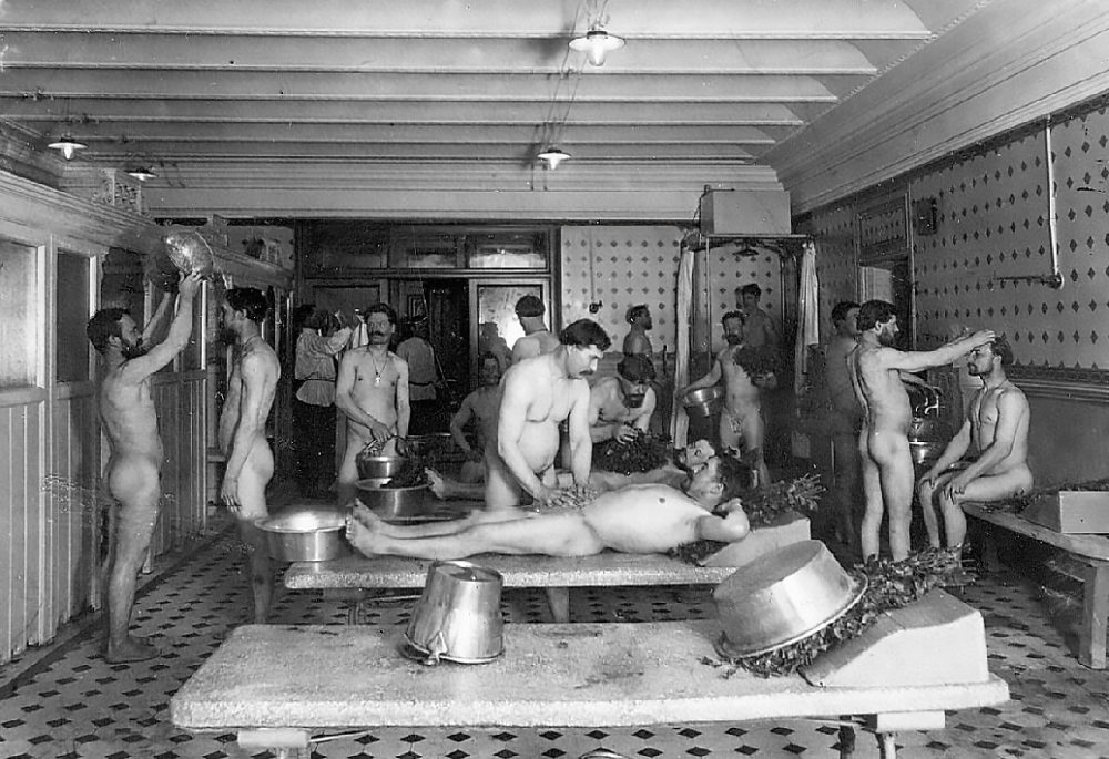 Мытье посетителей банщиками в мыльной бани Егорова