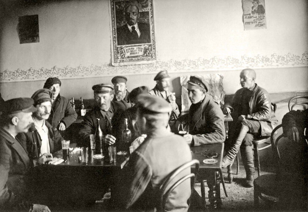Рабочие в советском трактире_1924 год