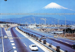 Хайвей между Токио и Нагоя на фоне